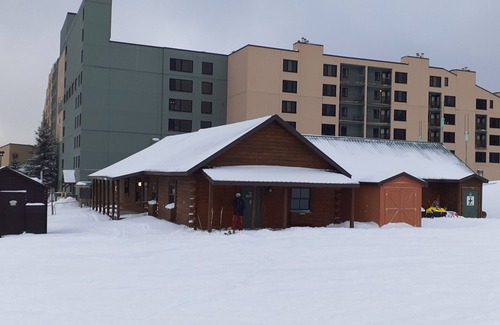 Snowshoe Apartment | GREAT Rates! STAY A WEEK FOR 30% OFF at Silver Creek Studio . Many Amenities!
