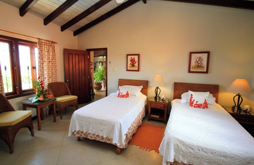 Maynards Hotel | Great Relaxing Overnight Stay! Unit Near to Mullins Beach! 2 Pools, Parking!