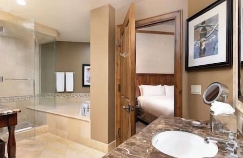 Downtown Resort | Great Studio Hotel Room Aspen Mountain Residences