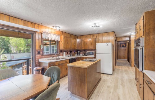 Idlewild Estates House | Great Views- Large Private Yard - Sauna - Deck - Trailers OK STR2024-086