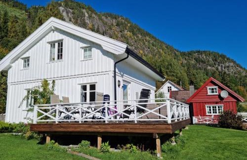 Bygland House | Great white cottage in Bygland