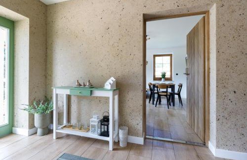 Brzezinka Apartment | Green Door