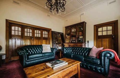 Castlemaine Apartment | Green Gables King Suite