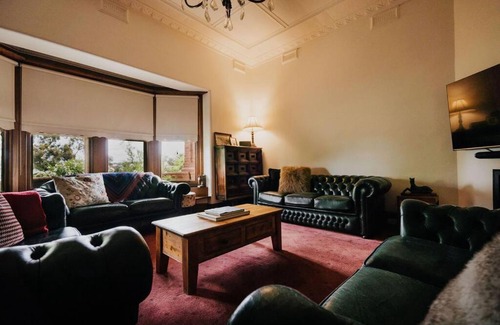 Castlemaine Apartment | Green Gables King Suite