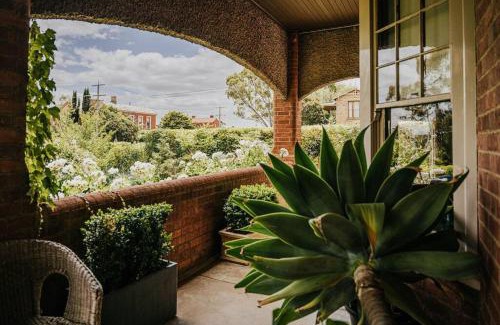 Castlemaine Apartment | Green Gables King Suite