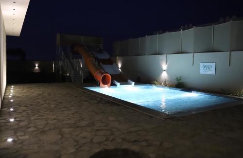 Buraimi House | Green gate