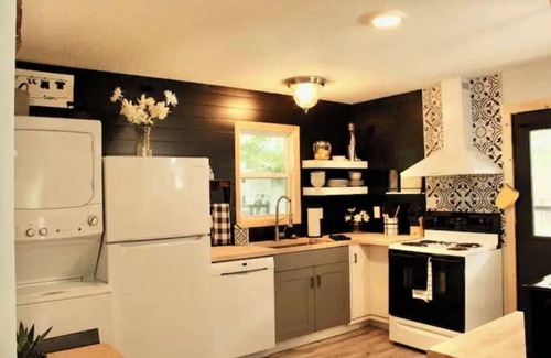 Marlinton Cottage | Greenbrier Getaway 1: Hike, Bike, Ski! Fenced Yard, Firepit, Wi-Fi, 1 Dog OK