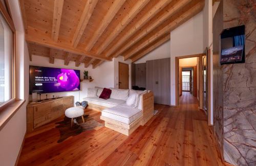 Vodo Cadore Apartment | GreenWood Chalet - Spacious Alpine Retreat with Mountain Views