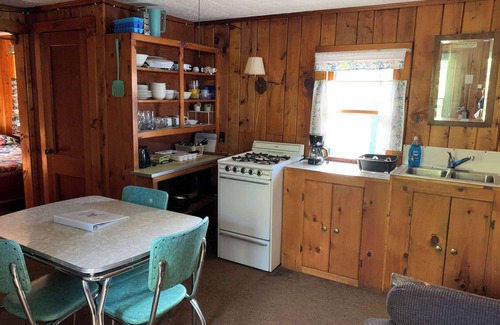 Woodruff Cabin | Gresham Shores - Dancin' Bobber - PET FRIENDLY