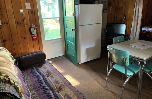 Woodruff Cabin | Gresham Shores - Dancin' Bobber - PET FRIENDLY