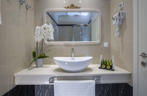 Nidri House | Grey Suite - VK Luxury Suites - Private Parking