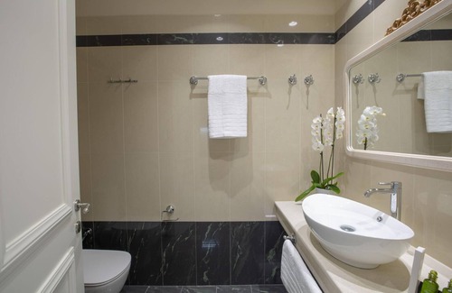 Nidri House | Grey Suite - VK Luxury Suites - Private Parking