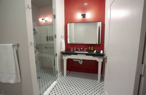Tyler Hotel | Greyhound Inn - Accessible King Suite