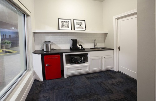 Tyler Hotel | Greyhound Inn - Accessible King Suite