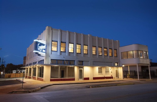 Tyler Hotel | Greyhound Inn - Accessible King Suite