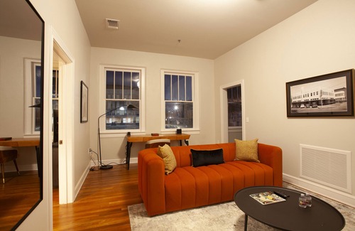 Tyler Hotel | Greyhound Inn - Deluxe King Suite