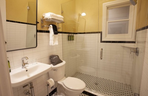 Tyler Hotel | Greyhound Inn - Deluxe King Suite