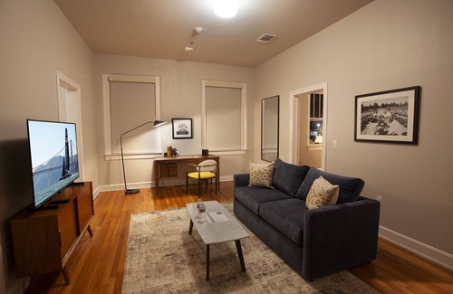 Tyler Hotel | Greyhound Inn - Deluxe King Suite