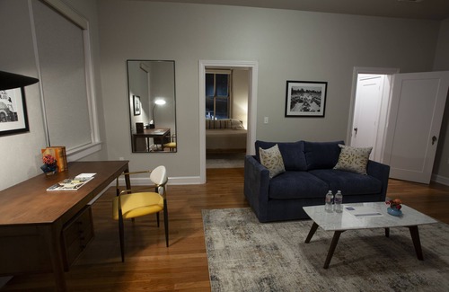 Tyler Hotel | Greyhound Inn - Deluxe King Suite