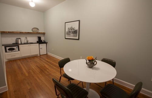 Tyler Hotel | Greyhound Inn - Deluxe King Suite