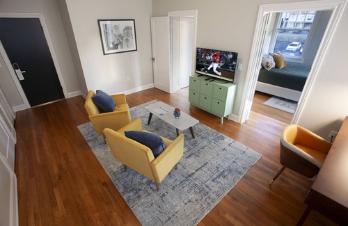 Tyler Hotel | Greyhound Inn - Deluxe Queen Suite
