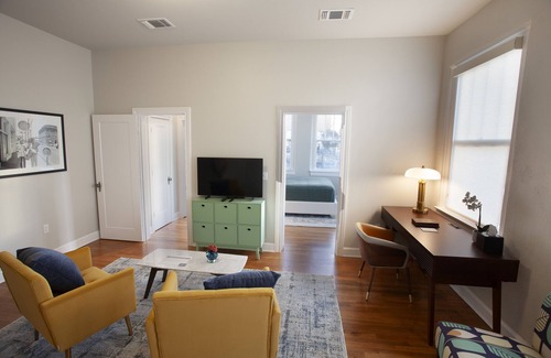 Tyler Hotel | Greyhound Inn - Deluxe Queen Suite