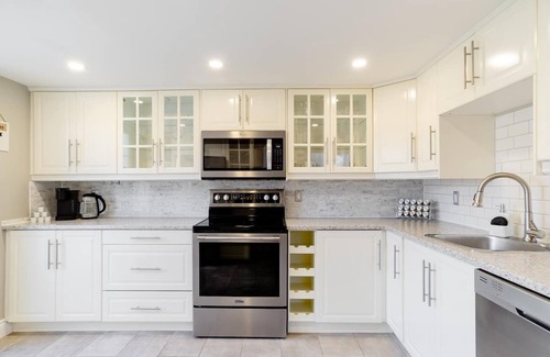 Grimsby Apartment | Grimsby Lakeview Suite l 3 Min Walk to Lake Ontario l King Bed l Great Value