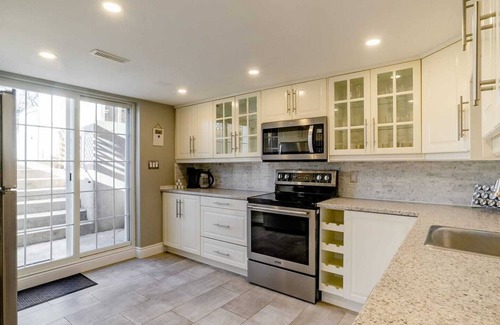 Grimsby Apartment | Grimsby Lakeview Suite l 3 Min Walk to Lake Ontario l King Bed l Great Value