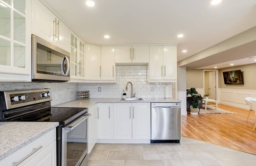 Grimsby Apartment | Grimsby Lakeview Suite l 3 Min Walk to Lake Ontario l King Bed l Great Value