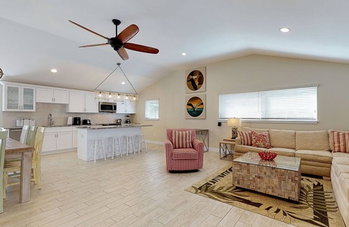 Holmes Beach House | Ground Floor Luxury Home, very close to Beach, Heated Pool/Spa 🌴