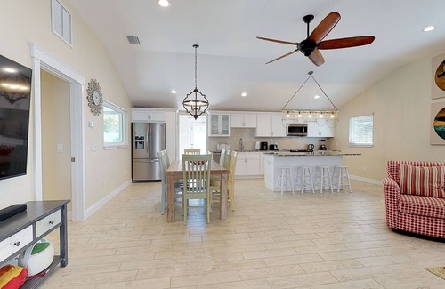 Holmes Beach House | Ground Floor Luxury Home, very close to Beach, Heated Pool/Spa 🌴