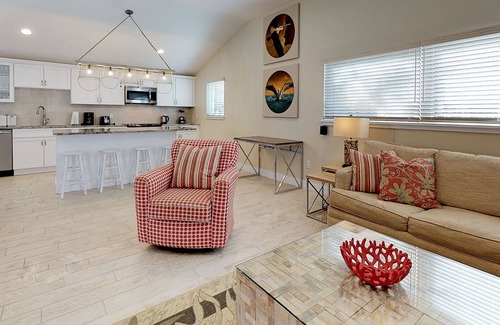 Holmes Beach House | Ground Floor Luxury Home, very close to Beach, Heated Pool/Spa 🌴