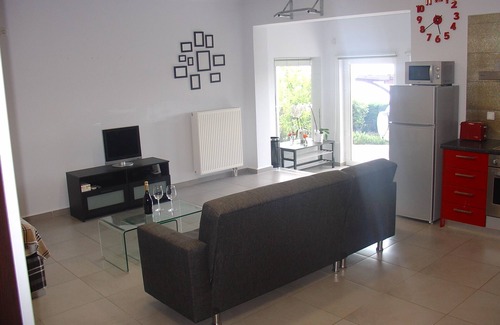 Diasella Apartment | Ground Floor Studio Close to Kalamata & Beaches