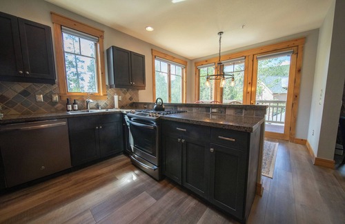 Keystone House | Ground-Floor Townhome with Amazing Mountain Views!