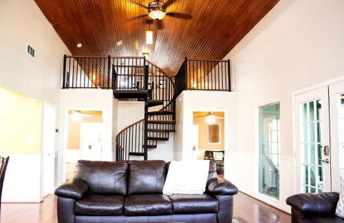 La Grange House | Group Cabin with Kayaks and Foosball Table in La Grange, Texas
