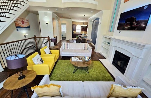 Woodlake - Briar Meadow House | Group-Friendly Galleria Spot 3BR Sleeps 8