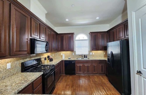 Woodlake - Briar Meadow House | Group-Friendly Galleria Spot 3BR Sleeps 8