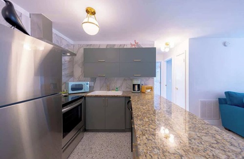 Bay Esplanade Apartment | Group Retreat Paradise | Stylish 8BR Beach Oasis