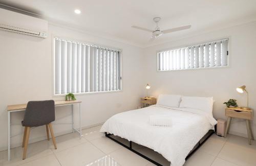 Rocklea Apartment | GST Credits! AC! Shops! Parking! Espresso! 431AF1