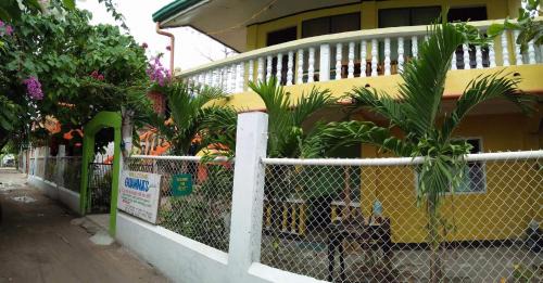 Daanbantayan Hotel | Guanna's Place Room and Resto Bar