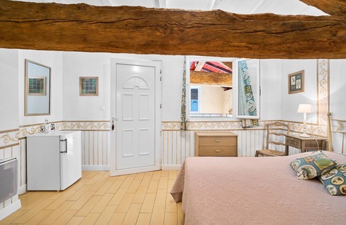 Saint-Sulpice-de-Roumagnac Bed & Breakfast | Guest Rooms 'Le Pré Fleuri 1' with Shared Pool, Shared Terrace and Wi-Fi