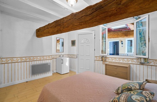 Saint-Sulpice-de-Roumagnac Bed & Breakfast | Guest Rooms 'Le Pré Fleuri 1' with Shared Pool, Shared Terrace and Wi-Fi