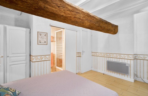 Saint-Sulpice-de-Roumagnac Bed & Breakfast | Guest Rooms 'Le Pré Fleuri 1' with Shared Pool, Shared Terrace and Wi-Fi
