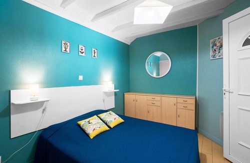 Saint-Sulpice-de-Roumagnac Bed & Breakfast | Guest Rooms 'Le Pré Fleuri 3' with Shared Pool, Shared Terrace and Wi-Fi