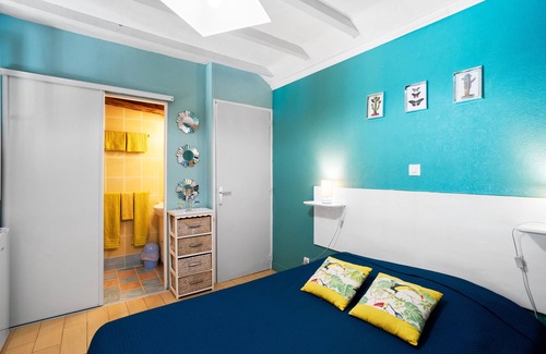 Saint-Sulpice-de-Roumagnac Bed & Breakfast | Guest Rooms 'Le Pré Fleuri 3' with Shared Pool, Shared Terrace and Wi-Fi