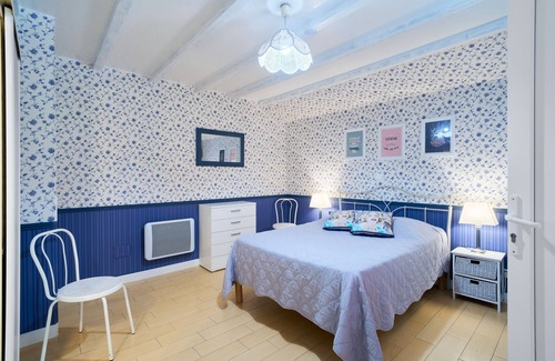Saint-Sulpice-de-Roumagnac Bed & Breakfast | Guest Rooms 'Le Pré Fleuri 5' with Shared Pool, Communal Terrace and Wi-Fi