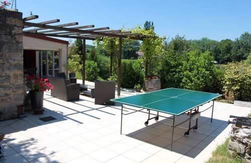 Dennevy Cottage | Guest House offers the tranquility of life directly on the Canal du Centre.