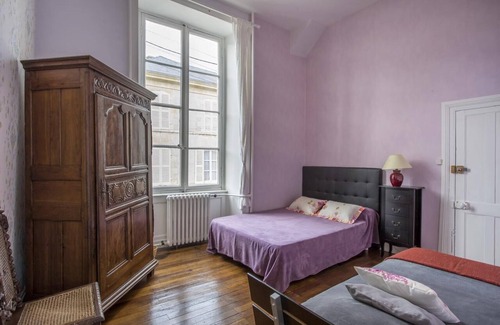 Fontenay-le-Comte Bed & Breakfast | Guest House 'Suite Oiseau Du Paradis' with Shared Pool, Wi-Fi and Air Conditioning