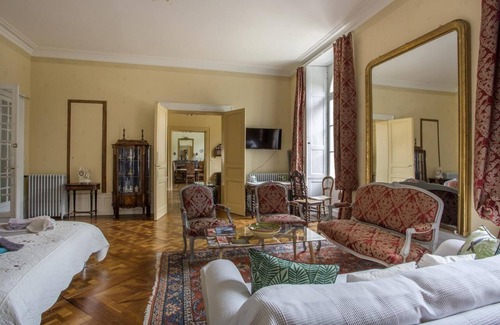 Fontenay-le-Comte Bed & Breakfast | Guest House 'Suite Belle Epoque' with Shared Pool, Shared Garden and Wi-Fi