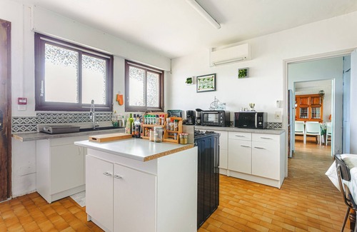 Genouille Bed & Breakfast | Guest Room 'Emeraude' with Shared Pool, Wi-Fi and Air Conditioning